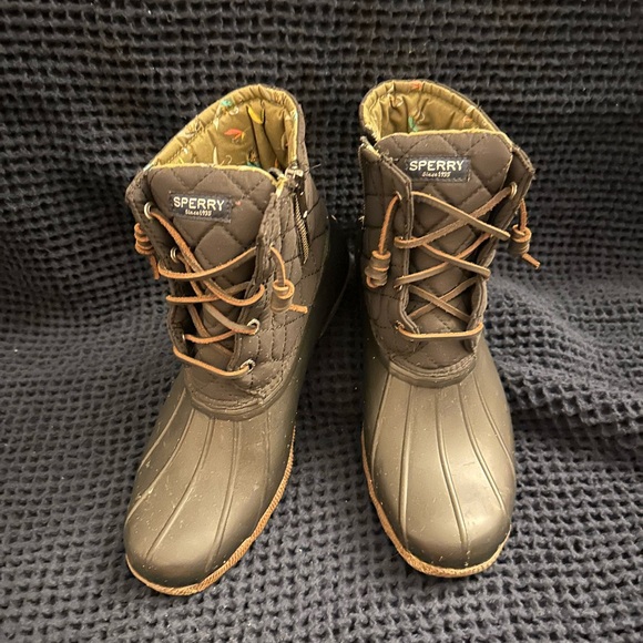 Women sperry boots. Great for cold weather water resistant. Great conditions. - Picture 3 of 4